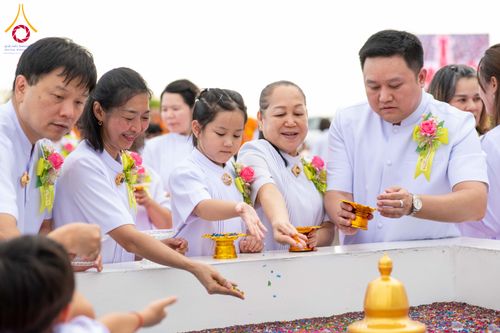 ภาพ No.342052:วันอาทิตย์ที่ 26 กรกฎาคม พ.ศ.2569 พิธีทอดผ้าป่า กลั่นแผ่นดิน โปรยรัตนชาติ   และเทคอนกรีต เสาเข็มเจาะมหามงคลแห่งแรก   สถาปนาองค์พระเจดีย์เพื่อสร้างสันติภาพโลก ณ ศูนย์ปฏิบัติธรรมสระบุรี อ.พระพุทธบาท จ.สระบุรี