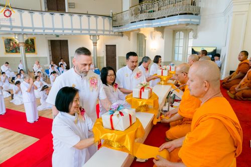 ภาพ No.82865:พิธีทอดผ้าป่าฉลองวัดพระธรรมกายนอร์ธสวีเดน  ในโอกาสสถาปนาครบรอบ 7 ปี  และพิธีวางแผ่นจารึกนามมงคล หน้าต่างบานทรัพย์ วันอาทิตย์ที่ 18 มิถุนายน พ.ศ.2566 ณ วัดพระธรรมกายนอร์ธสวีเดน ประเทศสวีเดน