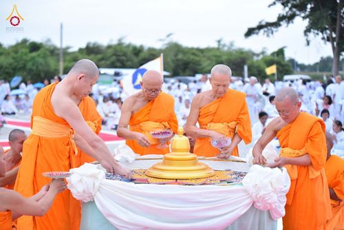 ภาพ No.346652:วันอาทิตย์ที่ 30 สิงหาคม พ.ศ.2569 พิธีทอดผ้าป่า สวดธรรมจักรกัปปวัตนสูตรกลั่นแผ่นดินโปรยรัตนชาติ  สถาปนาองค์พระเจดีย์เพื่อสร้างสันติภาพโลก  ณ ศูนย์ปฏิบัติธรรมพนมสารคาม (เพชรตะวัน) จังหวัดฉะเชิงเทรา