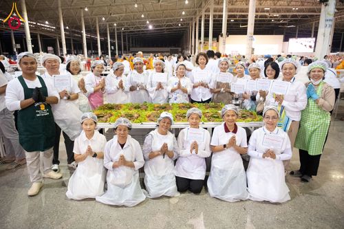 ภาพ No.287261:วันที่ 3 มกราคม พ.ศ.2569 พิธีถวายภัตตาหารเป็นสังฆทาน แด่พระธรรมยาตรา ณ วัดพระธรรมกาย  จังหวัดปทุมธานี ในโครงการธรรมยาตรา กตัญญูบูชา มหาปูชนียาจารย์ พระมงคลเทพมุนี(สด จนฺทสโร) พระผู้ปราบมาร อนุสรณ์สถาน 7 แห่ง ปีที่ 14