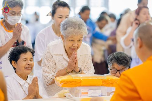 ภาพ No.279100:วันที่ 2 มกราคม พ.ศ.2569 พิธีถวายภัตตาหารเป็นสังฆทาน แด่พระธรรมยาตรา ณ วัดพระธรรมกาย ปทุมธานี ในโครงการธรรมยาตรา กตัญญูบูชา มหาปูชนียาจารย์ พระมงคลเทพมุนี(สด จนฺทสโร) พระผู้ปราบมาร อนุสรณ์สถาน 7 แห่ง ปีที่ 14