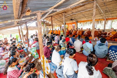 ภาพ No.174434:พิธีตักบาตรพระ,พิธีทอดผ้าป่า พิธีกลั่นแผ่นดินโปรยรัตนชาติ  สร้างพระอุโบสถและเจดีย์ วัดป่าสัมมาทิฏฐิและวัดสิริขันโท แขวงอัตตะปือ สปป. ลาว วันที่ 29 ตุลาคม พ.ศ. 2567