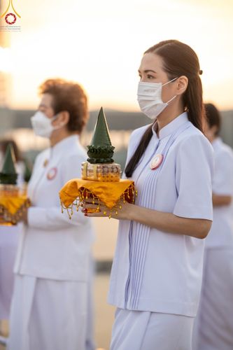 ภาพ No.101407:พิธีเวียนประทักษิณ, พิธีวันทาเจดีย์, พิธีขอขมาและมอบผ้าไตร ในโครงการอุปสมบทหมู่ รุ่นบูชาธรรมมหาปูชนียาจารย์ ณ วัดพระธรรมกาย ในวันที่ 9 ธันวาคม พ.ศ. 2566