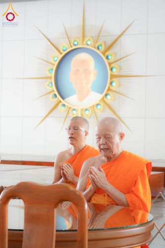 ภาพ No.198046:พิธีถวายภัตตาหารแด่พระภิกษุ สามเณร  บูชาธรรมคุณยายอาจารย์มหารัตนอุบาสิกาจันทร์ ขนนกยูง เนื่องในวาระวันคล้ายวันเกิดครบ 116 ปี วันอาทิตย์ที่ 19 มกราคม พ.ศ. 2568 ณ หอฉันคุณยายอาจารย์ฯ วัดพระธรรมกาย