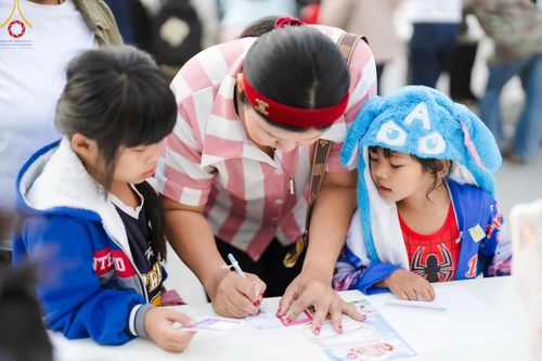 ภาพ No.193849:วัดพระธรรมกาย จัดงานวันเด็กแห่งชาติ ประจำปี พ.ศ.2568 ออกร้านอาหาร 200 ร้าน มอบของขวัญหลายหมื่นชิ้น วันที่ 12 มกราคม พ.ศ. 2568 วัดพระธรรมกาย อ.คลองหลวง จ.ปทุมธานี