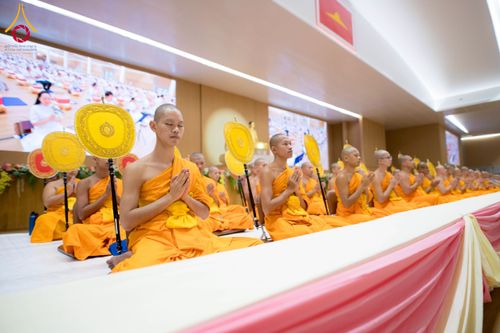 ภาพ No.237904:วันอาทิตย์ที่ 10 สิงหาคม พ.ศ. 2568 พิธีถวายไทยธรรมมุทิตาเปรียญธรรมและบาลีศึกษา ณ ห้องแก้วสารพัดนึก2 วัดพระธรรมกาย ปทุมธานี