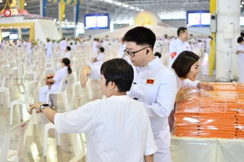 ภาพ No.134558:V.35 เพื่อบุญต้นเดือน การรับบุญของเจ้าหน้าที่หน่วยงานต่างๆ เพื่องานบุญวันอาทิตย์ต้นเดือน ณ วัดพระธรรมกาย วันที่ 7 เมษายน พ.ศ. 2567