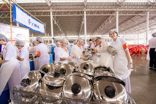 ภาพ No.60198:คณะสงฆ์ 10,000 กว่าวัดฉันภัตตาหารเพล ในวันคุ้มครองโลก วันจันทร์ที่ 22 เมษายน พ.ศ. 2567 ณ สภาธรรมกายสากล วัดพระธรรมกาย