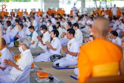 ภาพ No.122852:พิธีสวดพระพุทธมนต์ พิธีทอดผ้าบังสุกุล และพิธีถวายภัตตาหาร เป็นสังฆทานแด่พระภิกษุ สามเณร เนื่องในวันมหาปูชนียาจารย์ วันเสาร์ที่ 3 กุมภาพันธ์ พ.ศ. 2567 ณ หอฉันคุณยายอาจารย์ฯ วัดพระธรรมกาย