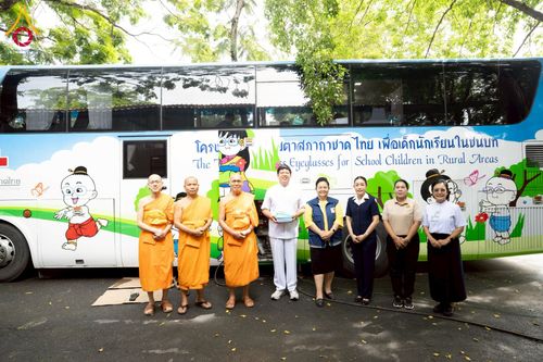 ภาพ No.230331:วันจันทร์ที่ 30 มิถุนายน พ.ศ. 2568 เจ้าอาวาสวัดพระธรรมกาย เยี่ยมอนุโมทนาให้กำลังใจ บุคลากรทางการแพทย์-เจ้าหน้าที่ผู้ปฏิบัติงาน โครงการรถตัดแว่นสายตาเคลื่อนที่สภากาชาดไทย เพื่อเด็กนักเรียนในชนบท พื้นที่จังหวัดปทุมธานี