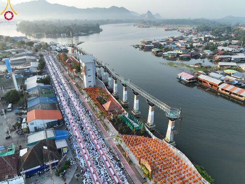 ภาพ No.101750:ตักบาตรพระ 10,000 รูป เติมบุญให้แผ่นดิน เนื่องในโอกาส 192 ปี จังหวัดกาญจนบุรี หนึ่งในโครงการตักบาตรพระ 2,000,000 รูป  77 จังหวัดทุกวัดทั่วไทย วันจันทร์ที่ 11 ธันวาคม พ.ศ. 2566 บริเวณถนนสองแคว (SKY WALK) เมืองกาญจนบุรี