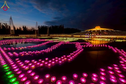 ภาพ No.266283:วันพุธที่ 5 พฤศจิกายน พ.ศ. 2568 (วันพระ ขึ้น 15 ค่ำ เดือน 12) พิธีลอยกระทงธรรม  ณ สระมหาเศรษฐีทะเลบุญ มหาวิหารพระมงคลเทพมุนี วัดพระธรรมกาย จ.ปทุมธานี