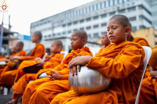 ภาพ No.85882:ตักบาตรพระนานาชาติ 10,000 รูป ใจกลางนครหาดใหญ่ จ.สงขลา วันอาทิตย์ที่ 20 สิงหาคม พ.ศ. 2566