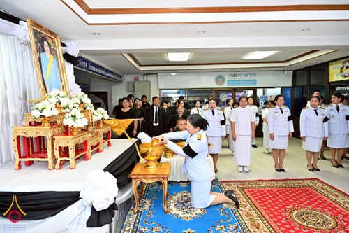 ภาพ No.260875:อำเภอคลองหลวง จัดพิธีสรงน้ำพระบรมศพ สมเด็จพระนางเจ้าสิริกิติ์ พระบรมราชินีนาถ พระบรมราชชนนีพันปีหลวง  ด้วยสำนึกในพระมหากรุณาธิคุณตราบนิจนิรันดร์ วันที่ 26 ตุลาคม พ.ศ. 2568 เวลา 09.30 น. ณ ที่ว่าการอำเภอคลองหลวง จังหวัดปทุมธานี