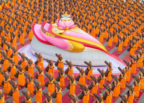 ภาพ No.127936:คณะพระธรรมยาตราฯ ปฎิบัติธรรมและถ่ายภาพหมู่ประวัติศาสตร์ ณ ลานหน้าพระปรางค์สามยอด วัดโคกสมานคุณ อ.หาดใหญ่ จ.สงขลา วันเสาร์ที่ 9 มีนาคม พ.ศ. 2567