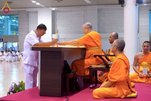 ภาพ No.232136:วันอาทิตย์ที่ 6 กรกฏาคม พ.ศ. 2568 พิธีมอบโล่เกียรติคุณ สวดธัมมจักกัปปวัตตนสูตร และรางวัลโครงการผู้นำแสงสว่างออนไลน์ ณ ห้องแก้วสารพัดนึก1 สภาธรรมกายสากล วัดพระธรรมกาย