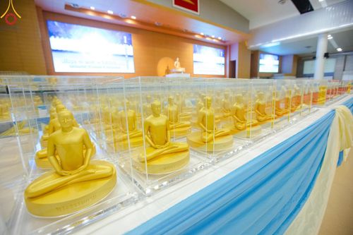 ภาพ No.159461:สัมมนาพิเศษและพิธีมอบองค์พระธรรมกาย 2,000 องค์ ณ ห้องแก้วสารพัดนึก 1 วัดพระธรรมกาย วันอาทิตย์ต้นเดือนที่ 6 ตุลาคม พ.ศ. 2567