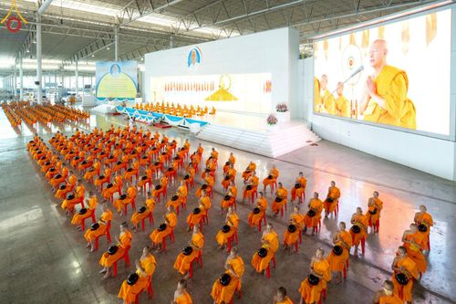 ภาพ No.221960:วันที่ 4 พฤษภาคม พ.ศ. 2568 พิธีตักบาตร เนื่องในวันอาทิตย์ต้นเดือน ณ บ้านแก้วเรือนทองคุณยายฯ วัดพระธรรมกาย