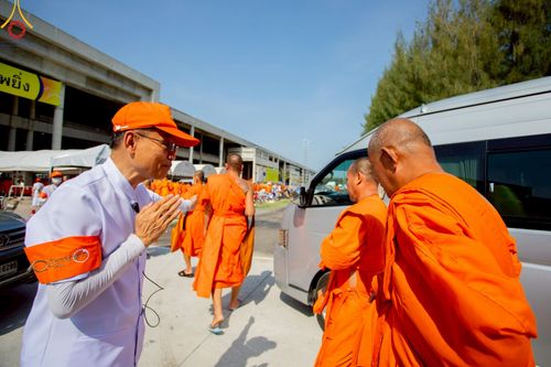 ภาพ No.219259:บรรยากาศการเดินทางเข้าวัดพระธรรมกาย , การต้อนรับปฏิสันถาร , การฉันภัตตาหารเช้า , การลงทะเบียนพระสังฆาธิการ  เนื่องในวันคุ้มครองโลก พิธีถวายมหาสังฆทานคณะสงฆ์ 40,000 กว่าวัดทั่วประเทศ ณ วัดพระธรรมกาย