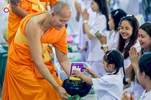 ภาพ No.209317:วันอาทิตย์ที่ 2 มีนาคม พ.ศ. 2568 พิธีตักบาตร ข้าวสารอาหารแห้ง ณ บ้านแก้วเรือนทองคุณยายฯ สภาธรรมกายสากล วัดพระธรรมกาย