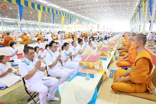 ภาพ No.85347:พิธีถวายมหาสังฆทานคณะสงฆ์ 2000 กว่าวัดทั่วประเทศปีที่ 23, พิธีถวายไทยธรรมคณะสงฆ์ 323 วัด 4 จังหวัดชายแดนภาคใต้, พิธีมอบปัจจัยช่วยเหลือครู 4 จังหวัดชายแดนภาคใต้ ณ สภาธรรมกายสากล วัดพระธรรมกาย ในวันสมาธิโลก อาทิตย์ที่ 6 สิงหาคม พ.ศ. 2566