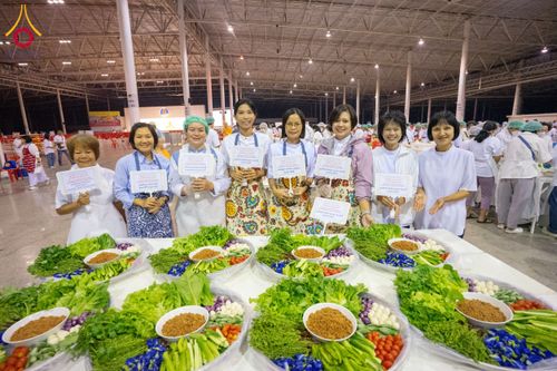 ภาพ No.202289:พิธีถวายภัตตาหารเป็นสังฆทาน แด่พระธรรมยาตรา ณ วัดพระธรรมกาย ตำบลคลองสาม อำเภอคลองหลวง จังหวัดปทุมธานี ในโครงการธรรมยาตรา กตัญญูบูชา มหาปูชนียาจารย์ พระมงคลเทพมุนี(สด จนฺทสโร) พระผู้ปราบมาร อนุสรณ์สถาน 7 แห่ง ปีที่ 13 วันที่ 27 มกราคม พ.ศ. 2568