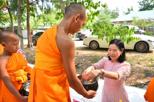 ภาพ No.62841:พิธีตักบาตรฉลองสามเณรใหม่ ในโครงการบรรพชาสามเณร ฟื้นฟูพระพุทธศาสนาทั่วไทย ณ ศูนย์ปฏิบัติธรรมพนมสารคาม(เพชรตะวัน) จ.ฉะเชิงเทรา วันที่ 12 เมษายน พ.ศ. 2567