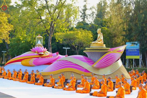 ภาพ No.104467:พระธรรมยาตราร่วมปฏิบัติธรรม และถ่ายภาพหมู่ประวัติศาสตร์ หน้ามหาวิหารพระมงคลเทพมุนี วันที่ 27 ธันวาคม พ.ศ. 2566