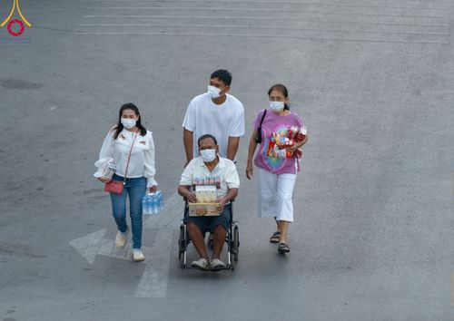 ภาพ No.101803:ตักบาตรพระ 10,000 รูป เติมบุญให้แผ่นดิน เนื่องในโอกาส 192 ปี จังหวัดกาญจนบุรี หนึ่งในโครงการตักบาตรพระ 2,000,000 รูป  77 จังหวัดทุกวัดทั่วไทย วันจันทร์ที่ 11 ธันวาคม พ.ศ. 2566 บริเวณถนนสองแคว (SKY WALK) เมืองกาญจนบุรี