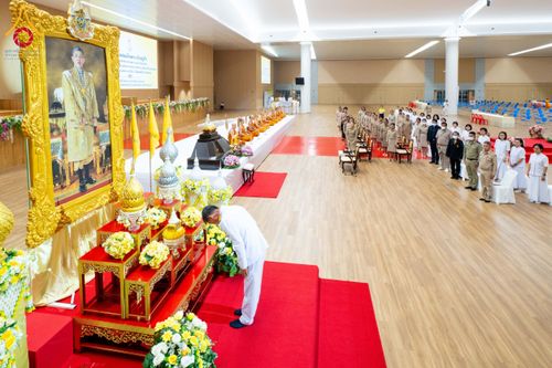 ภาพ No.208769:พระบาทสมเด็จพระเจ้าอยู่หัวทรงพระกรุณาโปรดเกล้าฯ พระราชทานภัตตาหารพระราชทาน แด่พระภิกษุ สามเณร ในการสอบบาลีสนามหลวง ณ วัดพระธรรมกาย วันที่ 22 กุมภาพันธ์ พ.ศ. 2568 ณ วัดพระธรรมกาย อำเภอคลองหลวง จังหวัดปทุมธานี