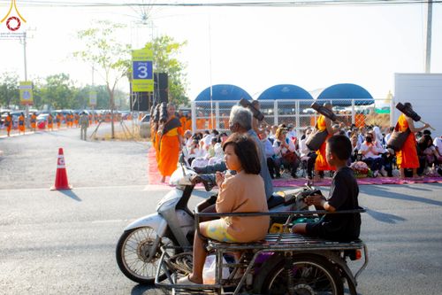 ภาพ No.198120:พิธีต้อนรับพระธรรมยาตรา ณ อนุสรณ์สถานลำดับที่ 5 สถานที่เผยแผ่วิชชาธรรมกายครั้งแรก อนุสรณ์สถานบางปลา วัดบางปลา อำเภอบางเลน จังหวัดนครปฐม ในโครงการธรรมยาตรา กตัญญูบูชา มหาปูชนียาจารย์ พระมงคลเทพมุนี(สด จนฺทสโร) พระผู้ปราบมาร ปีที่ 13 วัน 19 มกราคม พ.ศ.2568