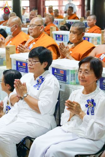 ภาพ No.202142:พิธีเจริญพระพุทธมนต์ ปฏิบัติธรรม มอบทุนการศึกษา ถวายสังฆทาน 108 วัด เพื่อถวายเป็นพุทธบูชา และขับเคลื่อนโครงการหมู่บ้านรักษาศีล 5 โดยคณะสงฆ์จังหวัดนครปฐม คณะศิษยานุศิษย์วัดพระธรรมกาย โครงการธรรมยาตรา ปีที่ 13 ณ วัดบางปลา อำเภอบางเลน จังหวัดนครปฐม