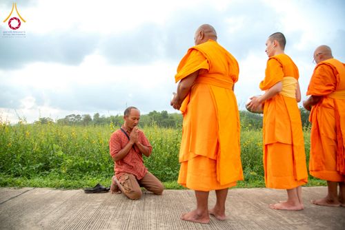 ภาพ No.217921:วันศุกร์ที่ 11 เมษายน พ.ศ. 2568 พระและสามเณร 99 รูป จากศูนย์ปฏิบัติธรรมระยอง(บ้านช่องลม) บิณฑบาต ณ ทุ่งปอเทือง ต.บางบุตร อ.บ้านค่าย จ.ระยอง เพื่อเป็นการฝึกสามเณรภาคฤดูร้อน ผ่านกิจวัตรบิณฑบาตในพื้นที่ชุมชน