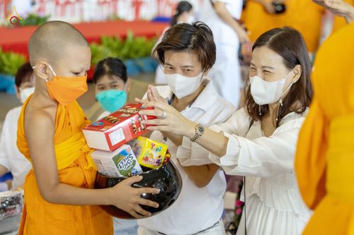 ภาพ No.80811:พิธีตักบาตร , พิธีบูชาข้าวพระในวันอาทิตย์ต้นเดือน วันที่ 7 พฤษภาคม พ.ศ. 2566 ณ วัดพระธรรมกาย