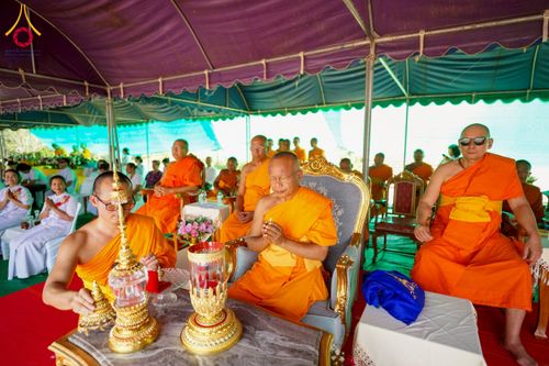 ภาพ No.255455:วันที่ 13 ตุลาคม พ.ศ. 2568 พิธีบรรจุพระบรมสารีริกธาตุ ผูกผ้า 7 สี เพื่อความเป็นสิริมงคล  และ ยกช่อฟ้า ประดิษฐานบนหลังคาอุโบสถวัดทุ่งเจริญธรรม ถวายบูชาธรรม 81 ปี หลวงพ่อธัมมชโย โดยคณะศิษยานุศิษย์ ณ วัดทุ่งเจริญธรรม อ.อมก๋อย จ.เชียงใหม่