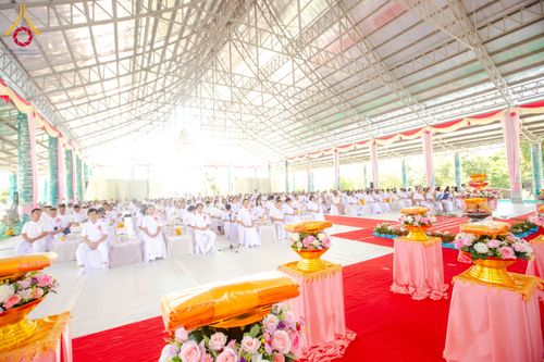 ภาพ No.175102:พิธีทอดกฐินสถาปนา แผ่นสิริฉะทะนะรัสมี(หลังคา) อาคาร 80 ปี หลวงพ่อธัมมชโย ณ ศูนย์ปฏิบัติธรรมวิหารแดง จ.สระบุรี วันเสาร์ที่ 9 พฤศจิกายน พ.ศ. 2567