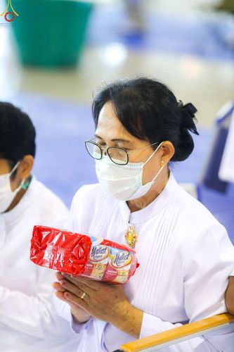 ภาพ No.89432:พิธีตักบาตร ข้าวสารอาหารแห้ง พิธีบูชาข้าวพระ และพิธีจุดเทียนใจ ไฟนิรันดร์  อนันตชัย ณ สภาธรรมกายสากล วัดพระธรรมกาย วันอาทิตย์ที่ 1 ตุลาคม พ.ศ. 2566