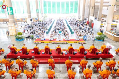 ภาพ No.115456:พิธีตักบาตรฉลองพระใหม่ ในโครงการอุปสมบทหมู่บูชาธรรม 115 ปี คุณยายอาจารย์มหารัตนอุบาสิกาจันทร์ ขนนกยูง วันที่ 19  มกราคม พ.ศ. 2567 ณ มหารัตนวิหารคด วัดพระธรรมกาย