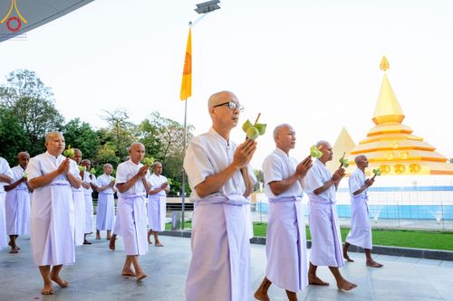 ภาพ No.199654:โครงการอุปสมบทหมู่บูชาธรรม 116 ปี คุณยายอาจารย์มหารัตนอุบาสิกาจันทร์ ขนนกยูง โครงการอุปสมบทหมู่ธรรมทายาท ระดับอุดมศึกษา รุ่นที่ 51 ภาคฤดูหนาว  ณ โบสถ์พระไตรปิฏก วัดพระธรรมกาย จ.ปทุมธานี  วันที่ 11 มกราคม พ.ศ. 2568 โดยมีพระครูปลัดรัตนวีรวัฒน์ เจ้าอาวาสวัด