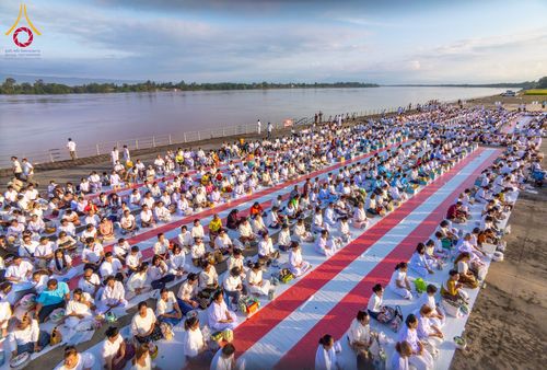 ภาพ No.250526:วันพุธที่ 8 ตุลาคม พ.ศ. 2568 พิธีตักบาตรเทโวโรหณะ ณ ลานธรรมปทุมรัตน์ธรรมเจดีย์ พุทธอุทยานนานาชาติ อ.โพนพิสัย จ.หนองคาย