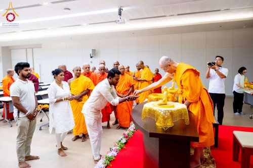 ภาพ No.222544:วันที่ 21 เมษายน พ.ศ. 2568 หลวงพ่อทัตตชีโวต้อนรับคณะสงฆ์ศรีลังกา ณ อาคาร 100 ปี คุณยายมหารัตนอุบาสิกาจันทร์ ขนนกยูง วัดพระธรรมกาย