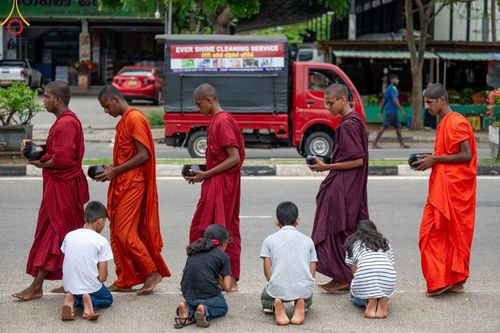ภาพ No.139398:พิธีตักบาตรรอบเมืองดัมบุลล่า เทศกาลวิสาขบูชาแห่งชาติ ศรีลังกา เมื่อวันที่ 16 พฤษภาคมที่ผ่านมา คณะสงฆ์จากวัดพระธรรมกาย และคณะพระภิกษุสามเณรศรีลังกา ในโครงการสยาม-ลังกา ธรรมยาตรา ฉลองเทศกาลวิสาขบูชาแห่งชาติ ศรีลังกา บูชาธรรม 80 ปีหลวงพ่อธัมมชโย