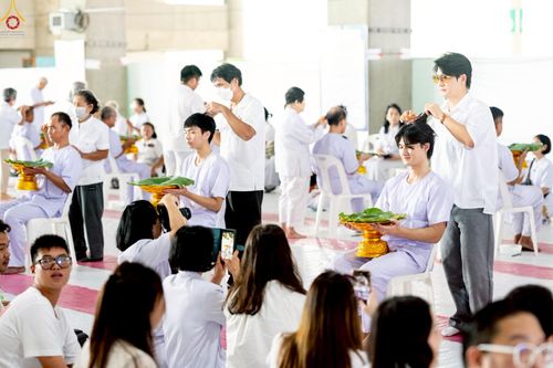 ภาพ No.248584:วันที่ 28 กันยายน พ.ศ. 2568 พิธีตัดปอยผม และปลงผม โครงการอุปสมบทบูชาธรรม 141 ปี พระมงคลเทพมุนี ณ วิหารคด วัดพระธรรมกาย