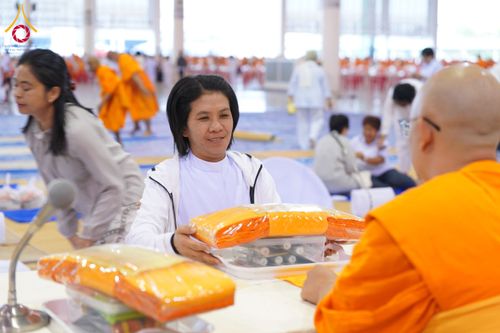 ภาพ No.202668:พิธีถวายภัตตาหารเป็นสังฆทาน แด่พระธรรมยาตรา ณ วัดพระธรรมกาย ตำบลคลองสาม อำเภอคลองหลวง จังหวัดปทุมธานี ในโครงการธรรมยาตรา กตัญญูบูชา มหาปูชนียาจารย์ พระมงคลเทพมุนี(สด จนฺทสโร) พระผู้ปราบมาร อนุสรณ์สถาน 7 แห่ง ปีที่ 13 วันที่ 28 มกราคม พ.ศ. 2568