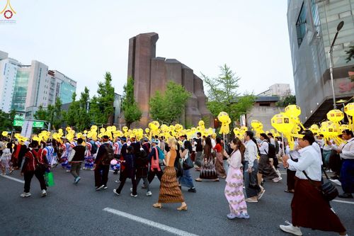 ภาพ No.229542:วันเสาร์ที่ 26 เมษายน พ.ศ. 2568 คณะพระภิกษุสามเณรในโครงการบรรพชาหมู่ 81 รูป  วัดภาวนาโซล ประเทศเกาหลีใต้ ได้ร่วมกับคณะสาธุชนคนไทยในเกาหลีใต้  ร่วมกันเดินขบวนอัญเชิญโคมดอกบัว  เพื่อบูชาแด่องค์สมเด็จพระสัมมาสัมพุทธเจ้า  ในงานเทศกาลวิสาขบูชานานาชาติ ประจำปี