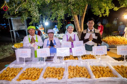 ภาพ No.195588:สาธุชนถวายภัตตาหารเป็นสังฆทาน แด่พระธรรมยาตรา ณ วัดสองพี่น้อง ต.ต้นตาล อ.สองพี่น้อง จ.สุพรรณบุรี ในโครงการธรรมยาตรา กตัญญูบูชา มหาปูชนียาจารย์ พระมงคลเทพมุนี(สด จนฺทสโร) พระผู้ปราบมาร อนุสรณ์สถาน 7 แห่ง ปีที่ 13 วันที่ 15 มกราคม พ.ศ. 2568