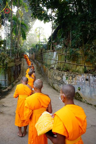 ภาพ No.76368:คณะสงฆ์และสามเณรบิณฑบาต ประเทศบังกลาเทศ วันที่ 11 กุมภาพันธ์ พ.ศ. 2566