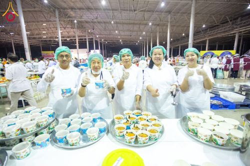 ภาพ No.203180:พิธีถวายภัตตาหารเป็นสังฆทาน แด่พระธรรมยาตรา ณ วัดพระธรรมกาย ตำบลคลองสาม อำเภอคลองหลวง จังหวัดปทุมธานี ในโครงการธรรมยาตรา กตัญญูบูชา มหาปูชนียาจารย์ พระมงคลเทพมุนี(สด จนฺทสโร) พระผู้ปราบมาร อนุสรณ์สถาน 7 แห่ง ปีที่ 13 วันที่ 29 มกราคม พ.ศ. 2568