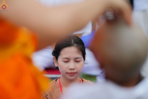 ภาพ No.102749:พิธีตัดปอยผม และปลงผมธรรมทายาท ชาวอินโดนีเซียกว่า 1,000 คน ณ มหาเจดีย์บุโรพุทโธ ประเทศอินโดนีเซีย อบรมระหว่างวันที่ 16-28 ธันวาคม พ.ศ. 2566