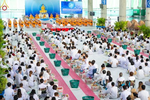 ภาพ No.145716:พิธีตักบาตรฉลองพระใหม่ รุ่นเข้าพรรษา ณ วิหารคด วัดพระธรรมกาย วันเสาร์ที่ 20 กรกฎาคม พ.ศ. 2567